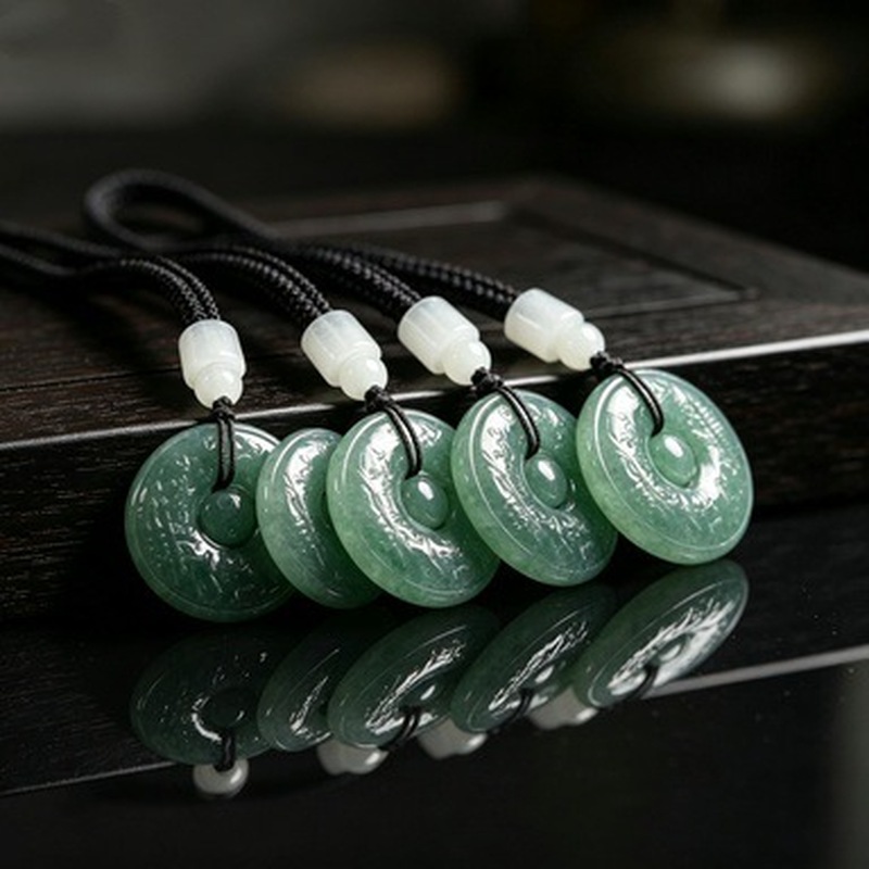 Pendentif rond en jade 